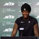 FLORHAM PARK, NOVA JERSEY - 21 DE MAIO: Sauce Gardner nº 1 do New York Jets fala à mídia durante o treino fora de temporada do New York Jets OTA no Atlantic Health Jets Training Center em 21 de maio de 2024 em Florham Park, Nova Jersey.