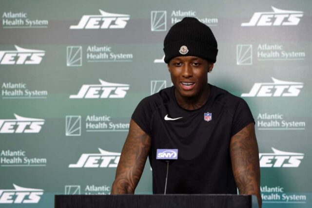 FLORHAM PARK, NOVA JERSEY - 21 DE MAIO: Sauce Gardner nº 1 do New York Jets fala à mídia durante o treino fora de temporada do New York Jets OTA no Atlantic Health Jets Training Center em 21 de maio de 2024 em Florham Park, Nova Jersey.