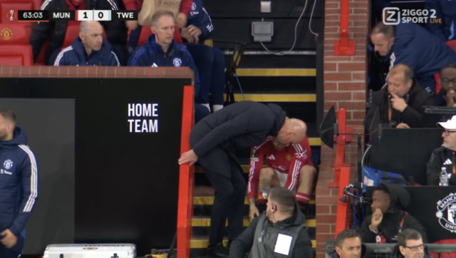 Ten Hag conversou longamente com Garnacho antes da entrada do ala aos 67 minutos (Foto: Ziggo Sport)