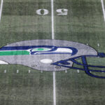 SEATTLE, WASHINGTON - 29 DE OUTUBRO: O logotipo do retrocesso do Seattle Seahawks é visto no campo de futebol do Lumen Field antes do jogo contra o Cleveland Browns em 29 de outubro de 2023 em Seattle, Washington.