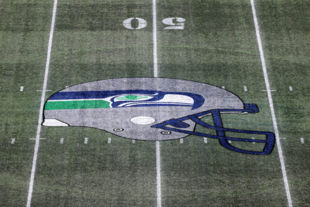 SEATTLE, WASHINGTON - 29 DE OUTUBRO: O logotipo do retrocesso do Seattle Seahawks é visto no campo de futebol do Lumen Field antes do jogo contra o Cleveland Browns em 29 de outubro de 2023 em Seattle, Washington.