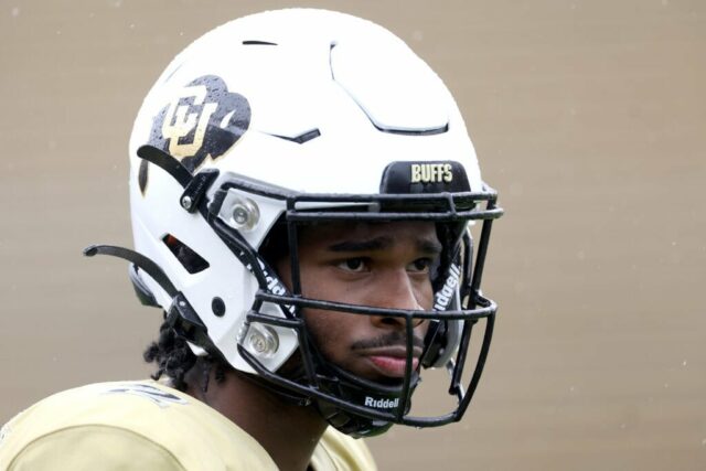 BOULDER, COLORADO - 27 DE ABRIL: O quarterback Shedeur Sanders # 2 do Colorado Buffaloes se aquece antes do jogo de primavera no Folsom Field em 27 de abril de 2024 em Boulder, Colorado.