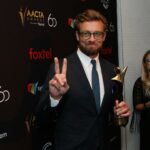 Simon Baker participa da 8ª pose dos vencedores do prêmio AACTA com troféus na sala de mídia