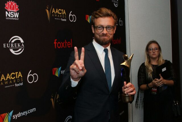 Simon Baker participa da 8ª pose dos vencedores do prêmio AACTA com troféus na sala de mídia