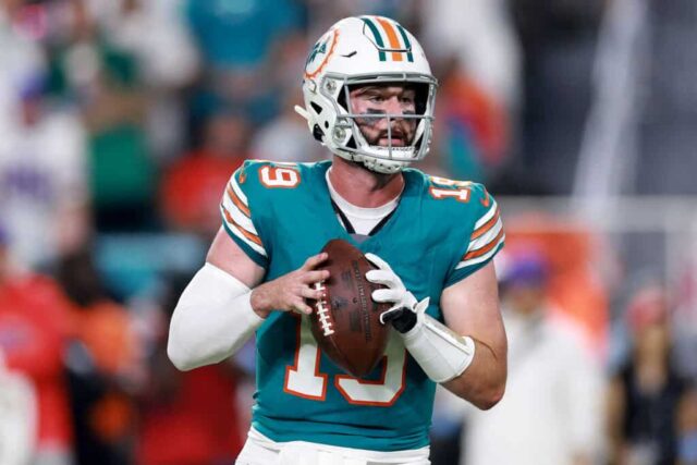 MIAMI GARDENS, FLÓRIDA - 12 DE SETEMBRO: Skylar Thompson # 19 do Miami Dolphins tenta lançar um passe contra o Buffalo Bills durante o terceiro quarto do jogo no Hard Rock Stadium em 12 de setembro de 2024 em Miami Gardens, Flórida.