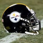 Um capacete do Pittsburgh Steelers fica em campo durante o jogo contra o Kansas City Chiefs no jogo AFC Divisional Playoff no Arrowhead Stadium em 15 de janeiro de 2017 em Kansas City, Missouri.