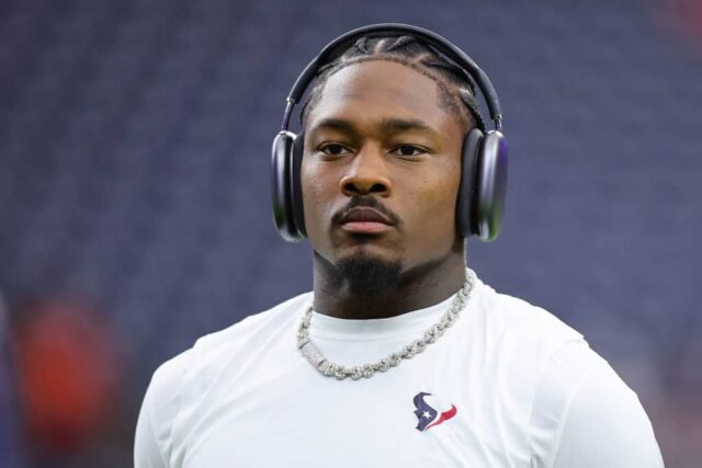 HOUSTON, TEXAS - 15 DE SETEMBRO: Stefon Diggs nº 1 do Houston Texans observa antes de um jogo contra o Chicago Bears no NRG Stadium em 15 de setembro de 2024 em Houston, Texas.