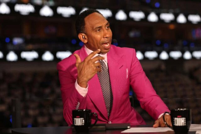 DALLAS, TEXAS - 12 DE JUNHO: O comentarista da ESPN Stephen A. Smith relata antes do terceiro jogo das finais da NBA de 2024 entre o Boston Celtics e o Dallas Mavericks no American Airlines Center em 12 de junho de 2024 em Dallas, Texas. NOTA AO USUÁRIO: O Usuário reconhece e concorda expressamente que, ao baixar e/ou usar esta fotografia, o Usuário está concordando com os termos e condições do Contrato de Licença da Getty Images.