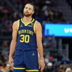 SAN FRANCISCO, CA - 12 DE ABRIL: Stephen Curry # 30 do Golden State Warriors olha para cima entre as jogadas do terceiro quarto contra o New Orleans Pelicans no Chase Center em 12 de abril de 2024 em San Francisco, Califórnia. NOTA AO USUÁRIO: O Usuário reconhece e concorda expressamente que, ao baixar e/ou usar esta fotografia, o Usuário está concordando com os termos e condições do Contrato de Licença da Getty Images.