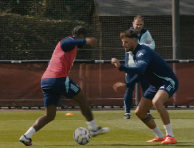 Raheem Sterling enganou Ben White no treino antes do jogo do Arsenal contra o Tottenham 