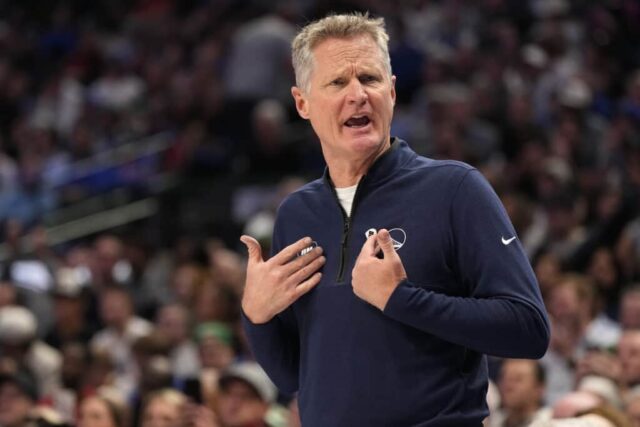 DALLAS, TEXAS - 05 DE ABRIL: O técnico Steve Kerr do Golden State Warriors reage durante o segundo tempo contra o Dallas Mavericks no American Airlines Center em 5 de abril de 2024 em Dallas, Texas. NOTA AO USUÁRIO: O Usuário reconhece e concorda expressamente que, ao baixar e/ou usar esta fotografia, o Usuário está concordando com os termos e condições do Contrato de Licença da Getty Images.