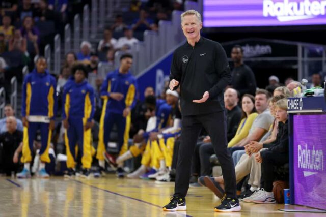 O técnico do Golden State Warriors, Steve Kerr, está ao lado da quadra durante o jogo contra o Los Angeles Lakers no Chase Center em 7 de outubro de 2023 em San Francisco, Califórnia. NOTA AO USUÁRIO: O usuário reconhece e concorda expressamente que, ao baixar e/ou usar esta fotografia, o usuário concorda com os termos e condições do Contrato de Licença da Getty Images.