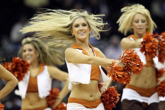 KANSAS CITY, MO - 11 DE MARÇO: Um dançarino do Texas Longhorns se apresenta durante uma pausa no jogo contra o Baylor Bears durante as quartas de final do torneio de basquete masculino Phillips 66 Big 12 de 2010 no Sprint Center em 11 de março de 2010 em Kansas City, Missouri