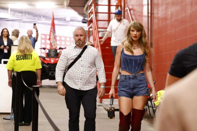 KANSAS CITY, MISSOURI - 05 DE SETEMBRO: Taylor Swift chega antes do jogo Kansas City Chiefs x Baltimore Ravens no GEHA Field no Arrowhead Stadium em 05 de setembro de 2024 em Kansas City, Missouri.