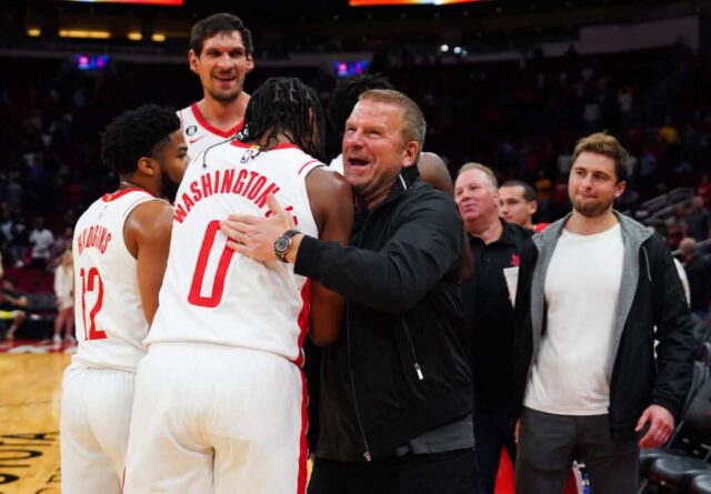 HOUSTON, TEXAS - 02 DE OUTUBRO: TyTy Washington Jr. #0 do Houston Rockets abraça o proprietário do Houston Rockets, Tilman Fertitta, após o jogo contra o San Antonio Spurs no Toyota Center em 02 de outubro de 2022 em Houston, Texas. NOTA AO USUÁRIO: O usuário reconhece e concorda expressamente que, ao baixar e/ou usar esta fotografia, o usuário concorda com os termos e condições do Contrato de Licença da Getty Images. 