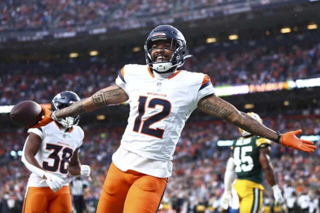 DENVER, COLORADO - 18 DE AGOSTO: Tim Patrick # 12 do Denver Broncos comemora um touchdown no segundo quarto durante o jogo de pré-temporada contra o Green Bay Packers no Empower Field At Mile High em 18 de agosto de 2024 em Denver, Colorado. 