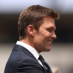 INGLEWOOD, CALIFÓRNIA - 11 DE AGOSTO: Tom Brady em campo antes de um jogo de pré-temporada entre o Dallas Cowboys e o Los Angeles Rams no SoFi Stadium em 11 de agosto de 2024 em Inglewood, Califórnia.