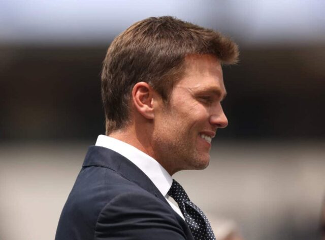 INGLEWOOD, CALIFÓRNIA - 11 DE AGOSTO: Tom Brady em campo antes de um jogo de pré-temporada entre o Dallas Cowboys e o Los Angeles Rams no SoFi Stadium em 11 de agosto de 2024 em Inglewood, Califórnia.