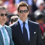 CLEVELAND, OHIO - 08 DE SETEMBRO: Os locutores Kevin Burkhardt (L) e Tom Brady (R) caminham pelo campo antes do jogo entre Dallas Cowboys e Cleveland Browns no Cleveland Browns Stadium em 08 de setembro de 2024 em Cleveland, Ohio.