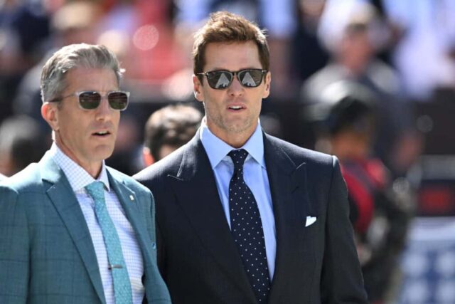 CLEVELAND, OHIO - 08 DE SETEMBRO: Os locutores Kevin Burkhardt (L) e Tom Brady (R) caminham pelo campo antes do jogo entre Dallas Cowboys e Cleveland Browns no Cleveland Browns Stadium em 08 de setembro de 2024 em Cleveland, Ohio.