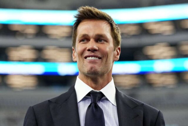 ARLINGTON, TEXAS - 15 DE SETEMBRO: Tom Brady observa antes do jogo no AT&T Stadium em 15 de setembro de 2024 em Arlington, Texas.