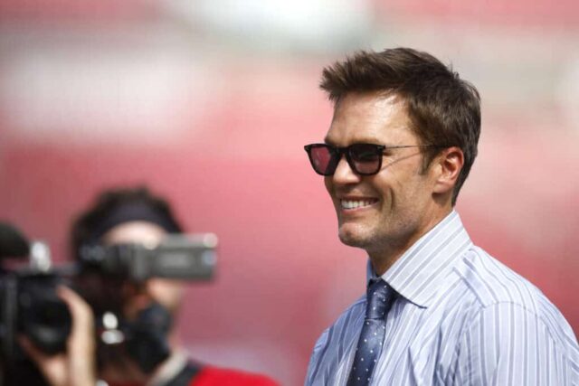 TAMPA, FLÓRIDA - 29 DE SETEMBRO: O ex-jogador da NFL Tom Brady é visto em campo antes de um jogo entre o Philadelphia Eagles e o Tampa Bay Buccaneers no Raymond James Stadium em 29 de setembro de 2024 em Tampa, Flórida. 