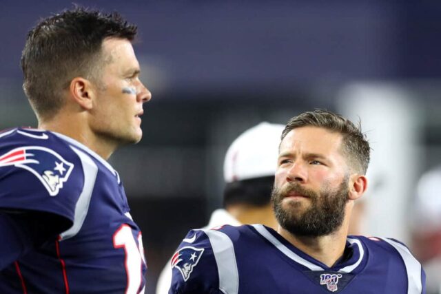 FOXBOROUGH, MASSACHUSETTS - 22 DE AGOSTO: Tom Brady nº 12 do New England Patriots e Julian Edelman nº 11 conversam na linha lateral durante o jogo de pré-temporada entre o Carolina Panthers e o New England Patriots no Gillette Stadium em 22 de agosto de 2019 em Foxborough, Massachusetts