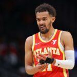 ATLANTA, GEÓRGIA - 10 DE ABRIL: Trae Young # 11 do Atlanta Hawks agarra seu dedo enrolado após cometer uma falta contra o Charlotte Hornets durante o primeiro quarto na State Farm Arena em 10 de abril de 2024 em Atlanta, Geórgia. NOTA AO USUÁRIO: O usuário reconhece e concorda expressamente que, ao baixar e/ou usar esta fotografia, o usuário concorda com os termos e condições do Contrato de Licença da Getty Images.