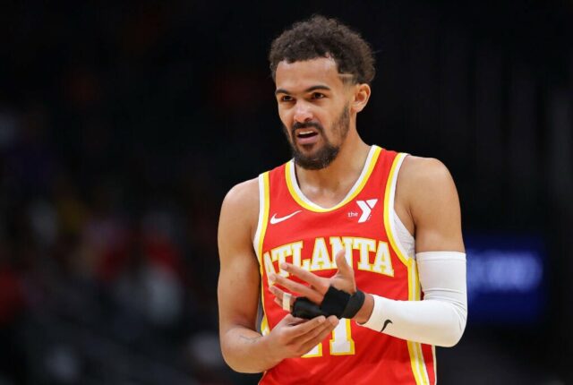 ATLANTA, GEÓRGIA - 10 DE ABRIL: Trae Young # 11 do Atlanta Hawks agarra seu dedo enrolado após cometer uma falta contra o Charlotte Hornets durante o primeiro quarto na State Farm Arena em 10 de abril de 2024 em Atlanta, Geórgia. NOTA AO USUÁRIO: O usuário reconhece e concorda expressamente que, ao baixar e/ou usar esta fotografia, o usuário concorda com os termos e condições do Contrato de Licença da Getty Images.