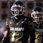 BOULDER, COLORADO - 29 DE AGOSTO: Travis Hunter nº 12 do Colorado Buffaloes comemora marcar um touchdown durante o primeiro quarto contra o North Dakota State Bison no Folsom Field em 29 de agosto de 2024 em Boulder, Colorado.