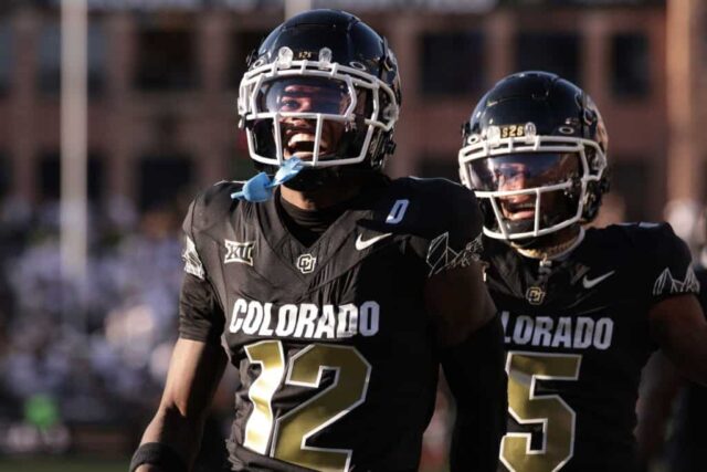 BOULDER, COLORADO - 29 DE AGOSTO: Travis Hunter nº 12 do Colorado Buffaloes comemora marcar um touchdown durante o primeiro quarto contra o North Dakota State Bison no Folsom Field em 29 de agosto de 2024 em Boulder, Colorado.