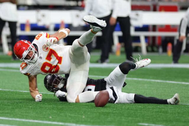 ATLANTA, GEÓRGIA - 22 DE SETEMBRO: Jessie Bates III nº 3 do Atlanta Falcons quebra um passe destinado a Travis Kelce nº 87 do Kansas City Chiefs durante o quarto período no Mercedes-Benz Stadium em 22 de setembro de 2024 em Atlanta, Geórgia. 