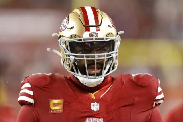 SANTA CLARA, CALIFÓRNIA - 20 DE JANEIRO: Trent Williams # 71 do San Francisco 49ers observa durante os Playoffs Divisionais da NFC contra o Green Bay Packers no Levi's Stadium em 20 de janeiro de 2024 em Santa Clara, Califórnia.