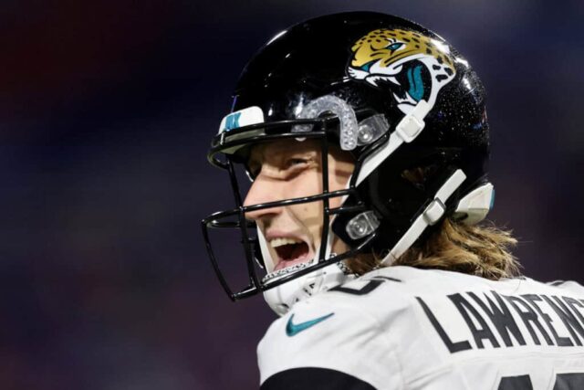 ORCHARD PARK, NOVA IORQUE - 23 DE SETEMBRO: Trevor Lawrence nº 16 do Jacksonville Jaguars reage durante o quarto período contra o Buffalo Bills no Highmark Stadium em 23 de setembro de 2024 em Orchard Park, Nova York. 