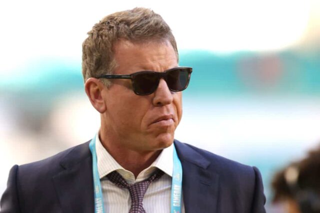 O ex-jogador Troy Aikman chega ao Super Bowl LIV no Hard Rock Stadium em 02 de fevereiro de 2020 em Miami, Flórida.