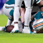 MIAMI GARDENS, FLÓRIDA - 12 DE SETEMBRO: Tua Tagovailoa nº 1 do Miami Dolphins cai no chão após colidir com Damar Hamlin nº 3 do Buffalo Bills durante o terceiro quarto do jogo no Hard Rock Stadium em 12 de setembro de 2024 em Miami Gardens , Flórida.