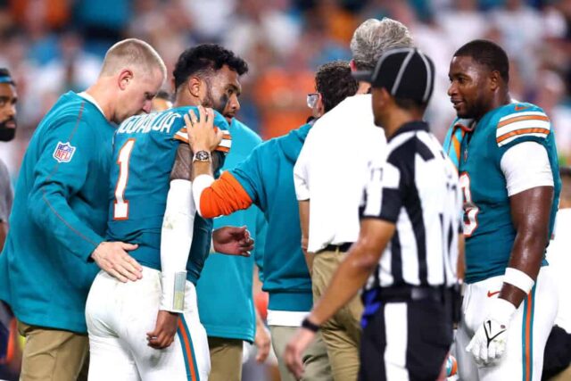 MIAMI GARDENS, FLÓRIDA - 12 DE SETEMBRO: Tua Tagovailoa nº 1 do Miami Dolphins sai de campo após jogar em campo contra o Buffalo Bills durante o terceiro quarto do jogo no Hard Rock Stadium em 12 de setembro de 2024 em Miami Gardens, Flórida . 