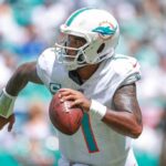 MIAMI GARDENS, FLÓRIDA - SETEMBRO 08: Tua Tagovailoa # 1 do Miami Dolphins em ação contra o Jacksonville Jaguars no Hard Rock Stadium em 08 de setembro de 2024 em Miami Gardens, Flórida.