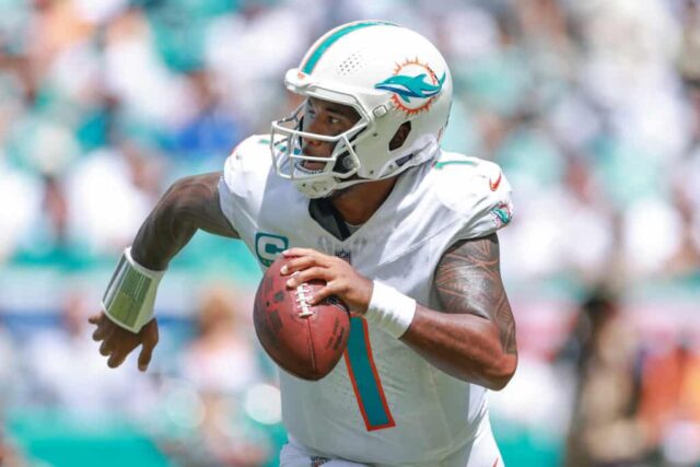 MIAMI GARDENS, FLÓRIDA - SETEMBRO 08: Tua Tagovailoa # 1 do Miami Dolphins em ação contra o Jacksonville Jaguars no Hard Rock Stadium em 08 de setembro de 2024 em Miami Gardens, Flórida. 