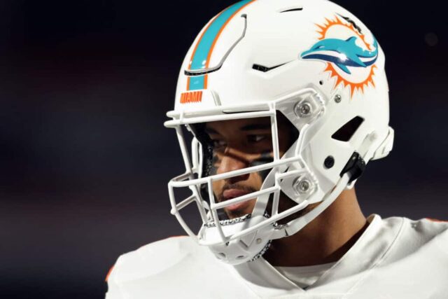 Tua Tagovailoa nº 1 do Miami Dolphins observa antes de um jogo contra o Buffalo Bills no Highmark Stadium em 17 de dezembro de 2022 em Orchard Park, Nova York.