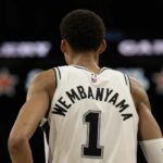 SAN ANTONIO, TX - 29 DE FEVEREIRO: O atacante Victor Wembanyama # 1 do San Antonio Spurs durante um jogo no Frost Bank Center em 29 de fevereiro de 2024 em San Antonio, Texas. NOTA AO USUÁRIO: O usuário reconhece e concorda expressamente que, ao baixar e/ou usar esta fotografia, o usuário concorda com os termos e condições do Contrato de Licença da Getty Images.