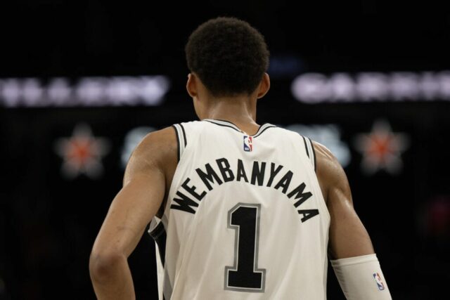 SAN ANTONIO, TX - 29 DE FEVEREIRO: O atacante Victor Wembanyama # 1 do San Antonio Spurs durante um jogo no Frost Bank Center em 29 de fevereiro de 2024 em San Antonio, Texas. NOTA AO USUÁRIO: O usuário reconhece e concorda expressamente que, ao baixar e/ou usar esta fotografia, o usuário concorda com os termos e condições do Contrato de Licença da Getty Images.