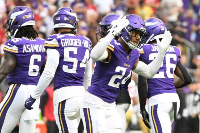 MINNEAPOLIS, MINNESOTA - 15 DE SETEMBRO: Camryn Bynum # 24 do Minnesota Vikings comemora após uma parada contra o San Francisco 49ers durante o primeiro quarto no US Bank Stadium em 15 de setembro de 2024 em Minneapolis, Minnesota. 