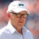 O proprietário Woody Johnson, do New York Jets, assiste do lado de fora antes do jogo contra o Denver Broncos no Empower Field At Mile High em 26 de setembro de 2021 em Denver, Colorado.