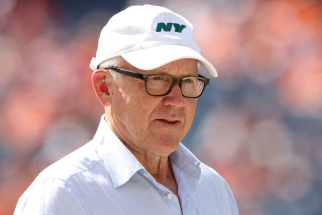 O proprietário Woody Johnson, do New York Jets, assiste do lado de fora antes do jogo contra o Denver Broncos no Empower Field At Mile High em 26 de setembro de 2021 em Denver, Colorado.