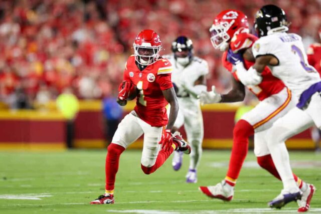 KANSAS CITY, MISSOURI - 05 DE SETEMBRO: Xavier Worthy # 1 do Kansas City Chiefs faz uma recepção de primeira descida contra o Baltimore Ravens durante o segundo quarto no GEHA Field no Arrowhead Stadium em 05 de setembro de 2024 em Kansas City, Missouri.