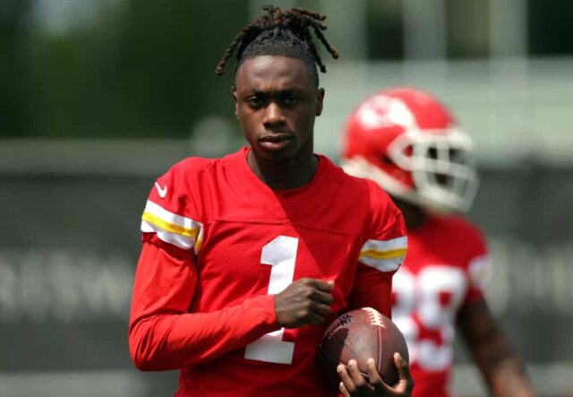 KANSAS CITY, MISSOURI - 22 DE MAIO: O wide receiver Xavier Worthy # 1 do Kansas City Chiefs participa de treinos fora de temporada da OTA no Complexo de Treinamento do Sistema de Saúde da Universidade de Kansas em 22 de maio de 2024 em Kansas City, Missouri.