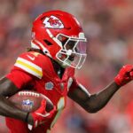 KANSAS CITY, MISSOURI - 05 DE SETEMBRO: Xavier Worthy # 1 do Kansas City Chiefs corre para marcar um touchdown contra o Baltimore Ravens durante o primeiro quarto no GEHA Field no Arrowhead Stadium em 05 de setembro de 2024 em Kansas City, Missouri.