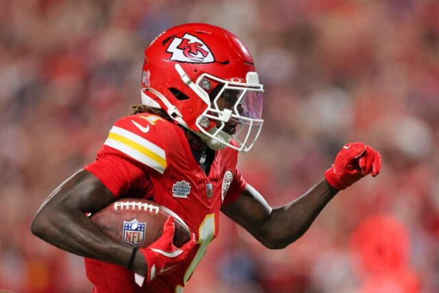 KANSAS CITY, MISSOURI - 05 DE SETEMBRO: Xavier Worthy # 1 do Kansas City Chiefs corre para marcar um touchdown contra o Baltimore Ravens durante o primeiro quarto no GEHA Field no Arrowhead Stadium em 05 de setembro de 2024 em Kansas City, Missouri. 