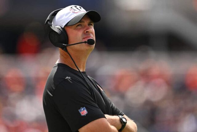 CHICAGO, ILLINOIS - 17 DE AGOSTO: O técnico Zac Taylor, do Cincinnati Bengals, observa durante um jogo de pré-temporada contra o Chicago Bears no Soldier Field em 17 de agosto de 2024 em Chicago, Illinois